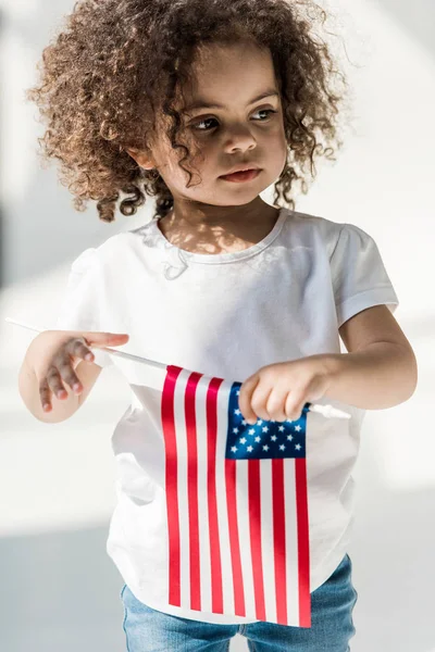 Niña con bandera americana - foto de stock