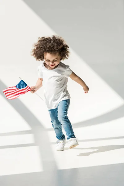 Niña con bandera americana - foto de stock