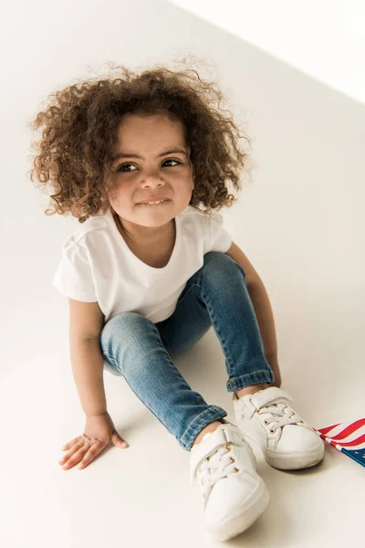 Niña con bandera americana - foto de stock