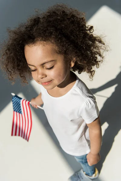 Chica americana rizada con bandera americana - foto de stock