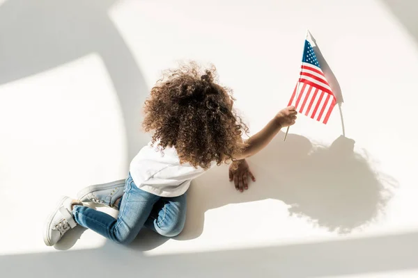 Menina americana encaracolado com bandeira americana — Fotografia de Stock