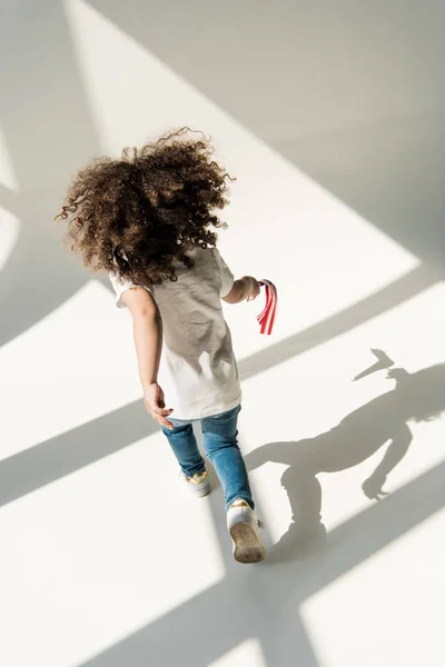 Menina americana encaracolado com bandeira americana — Fotografia de Stock