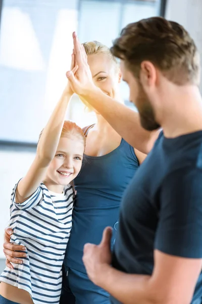 Chica feliz dando choca esos cinco al hombre — Stock Photo