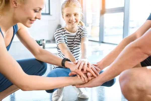 Familia tomados de la mano en el gimnasio - foto de stock