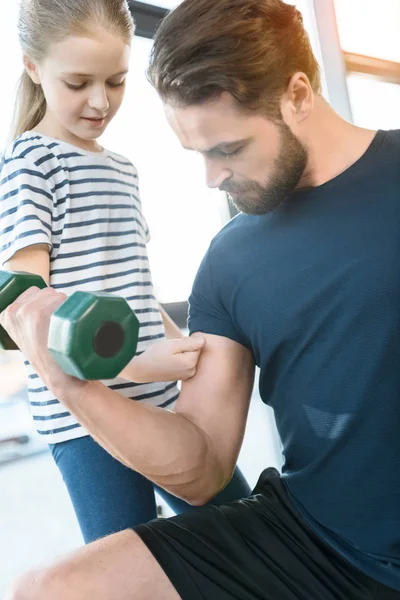 Menina olhando cara treino com haltere — Fotografia de Stock