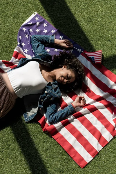 Femme reposant sur l'herbe — Photo de stock