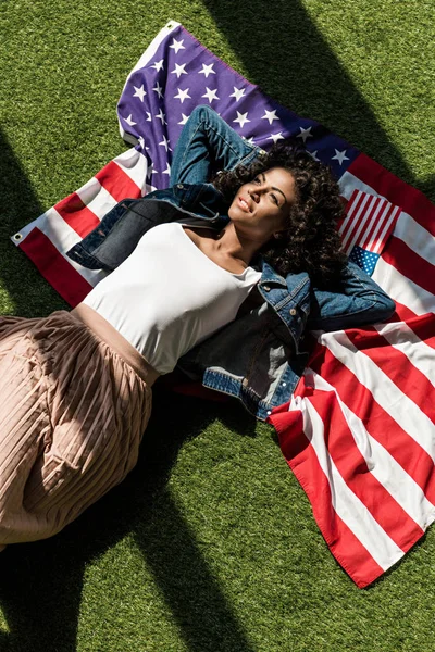 Femme reposant sur l'herbe — Photo de stock