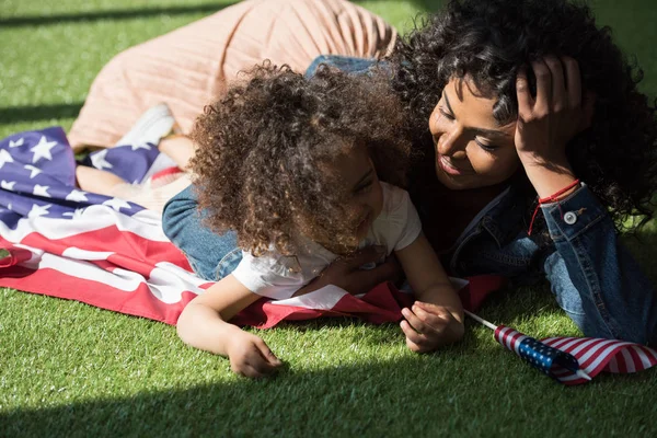 Femme avec fille sur drapeau américain — Photo de stock