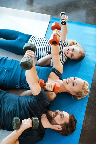 Felices ejercicios familiares con pesas en el gimnasio - foto de stock