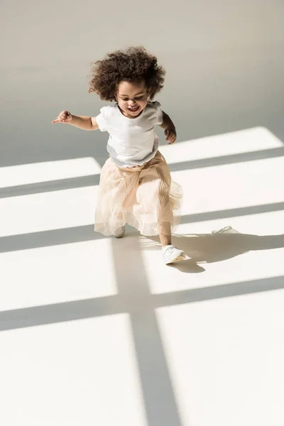 Симпатичная африканская американская малышка — стоковое фото