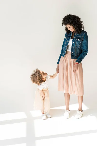 Madre e hija tomados de la mano - foto de stock