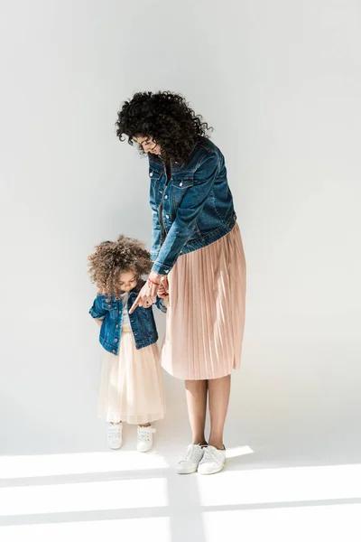 Mutter und Tochter halten Händchen — Stockfoto