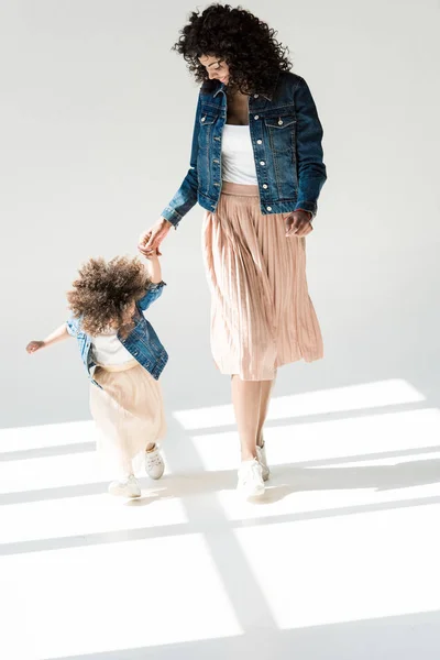 Mutter und Tochter halten Händchen — Stockfoto