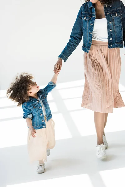 Mutter und Tochter halten Händchen — Stockfoto