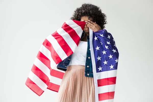 Frau kauerte mit amerikanischer Flagge — Stockfoto