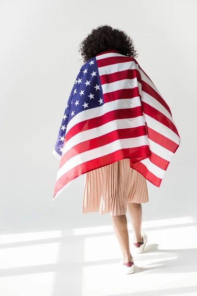 Mulher coberta com bandeira americana — Fotografia de Stock