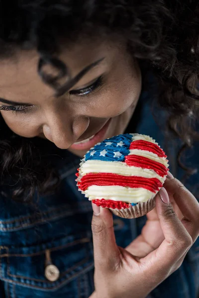 Chica con bandera americana cupcake - foto de stock
