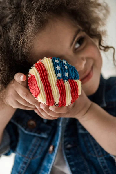 Menina com muffin bandeira americana — Fotografia de Stock