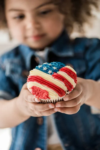 Mädchen mit amerikanischer Flagge Muffin — Stockfoto