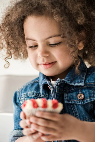 Menina com muffin bandeira americana — Fotografia de Stock