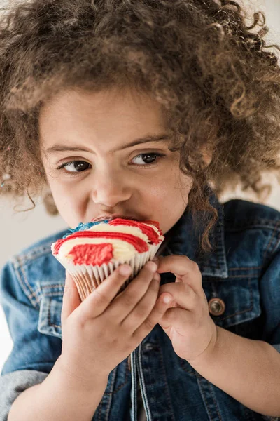 Niña con panecillo de bandera americana - foto de stock