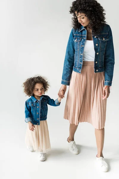 Madre e hija tomados de la mano - foto de stock