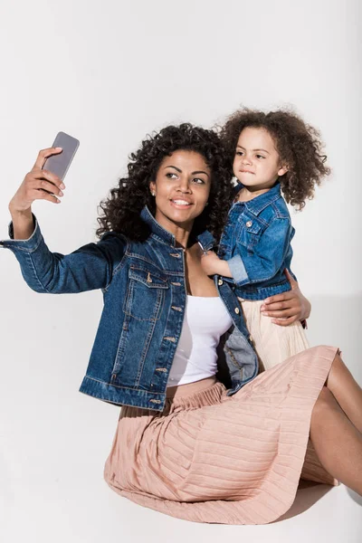 Mujer tomar selfie con su hija - foto de stock