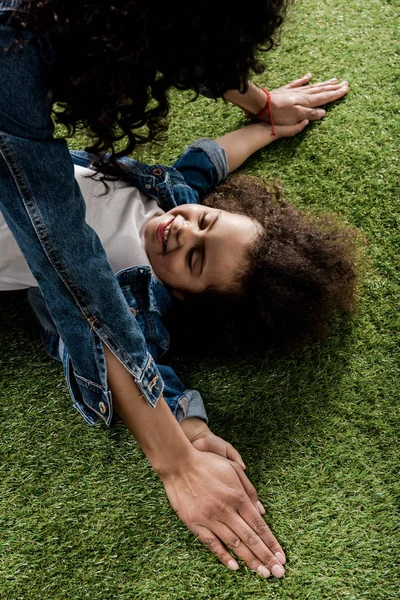 Niña con su madre - foto de stock