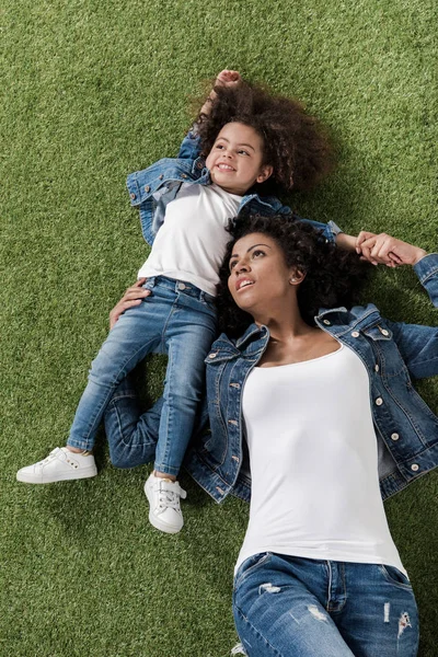 Niña con su madre - foto de stock