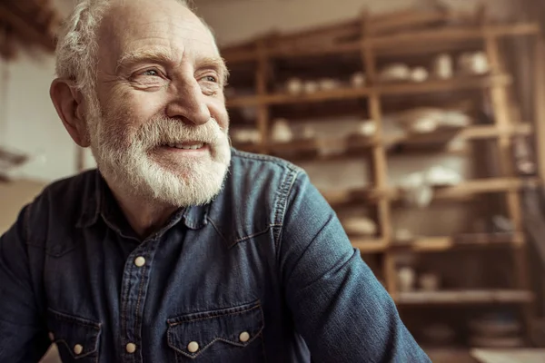 Retrato de oleiro sênior na oficina — Fotografia de Stock