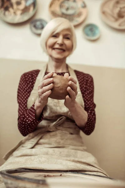 Вид спереди женщины-сумасшедшей, работающей на гончарном круге — стоковое фото