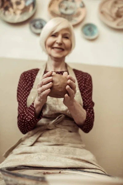 Vue de face de l'artisan femme travaillant sur la roue des potiers — Photo de stock