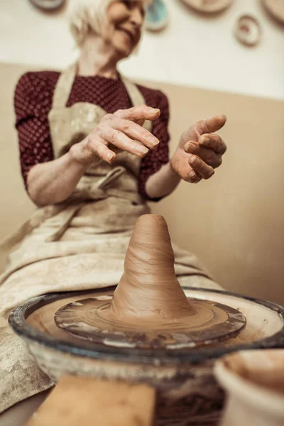 Vue de face de l'artisan femme travaillant sur la roue des potiers — Photo de stock