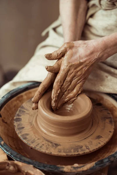 Gros plan des mains féminines travaillant sur la roue des potiers — Photo de stock