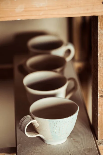 Крупный план глиняных чаш, поставленных на деревянной доске — стоковое фото