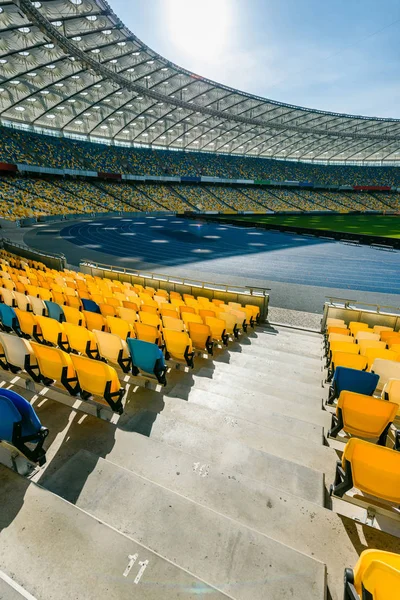Filas de asientos del estadio - foto de stock