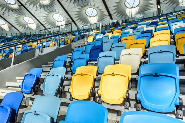 Rangées de sièges de stade — Photo de stock