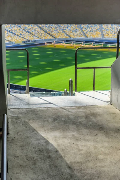 Ряд сидячих мест на стадионе — стоковое фото