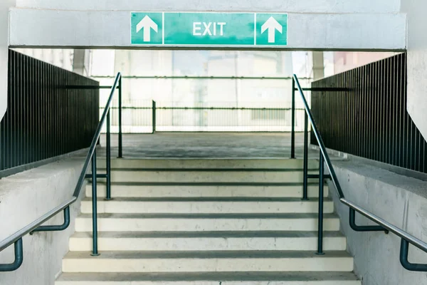 Escaleras del estadio y símbolo de salida - foto de stock