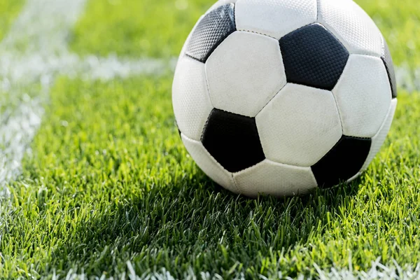 Pelota de fútbol en la hierba - foto de stock