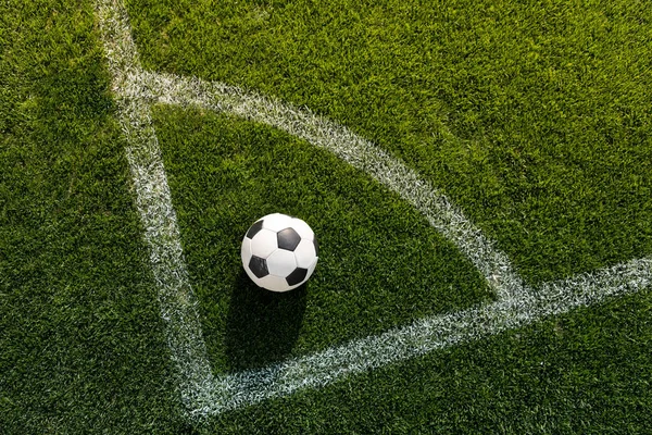 Bola de futebol na grama — Fotografia de Stock