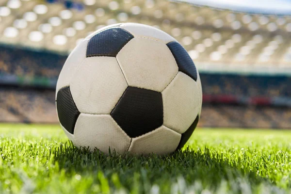 Fußball auf Rasen — Stockfoto