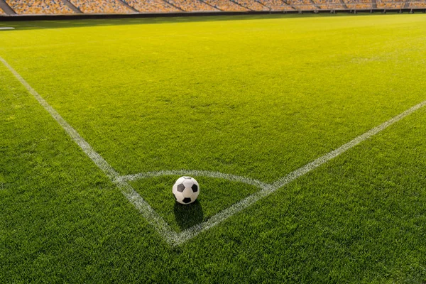 Pelota de fútbol en la hierba - foto de stock