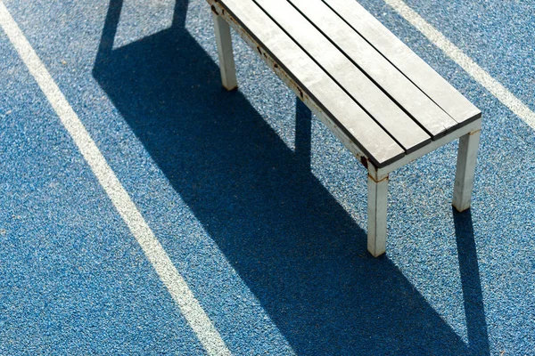 Panchina su pista — Foto stock
