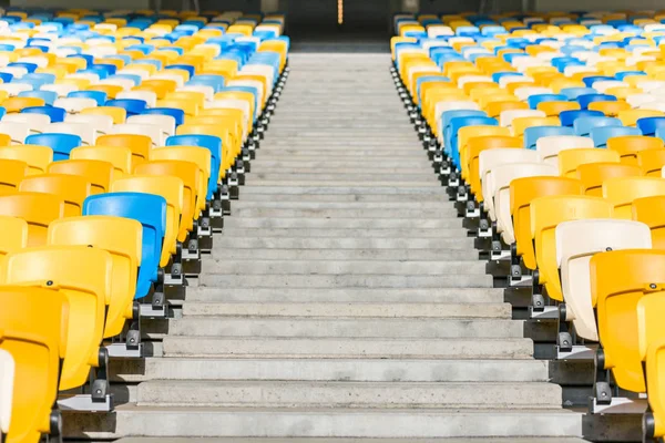 Rangées de sièges de stade — Photo de stock