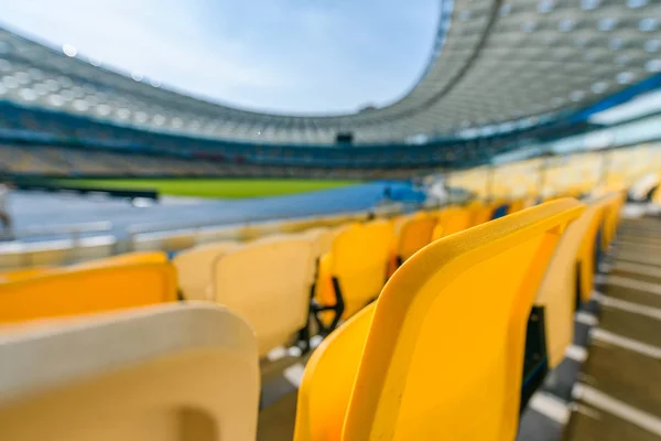 Enfoque selectivo de los asientos del estadio - foto de stock