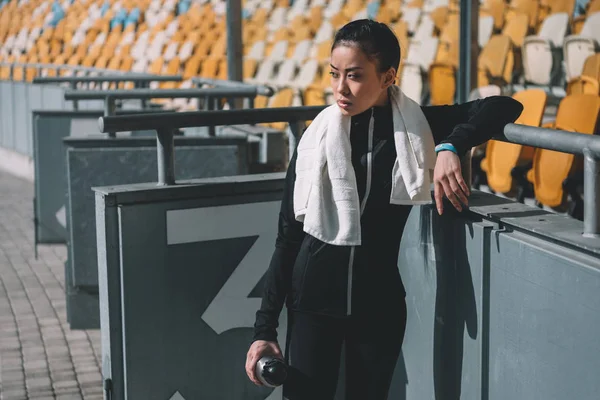 Asiatische Sportlerin rastet aus — Stockfoto