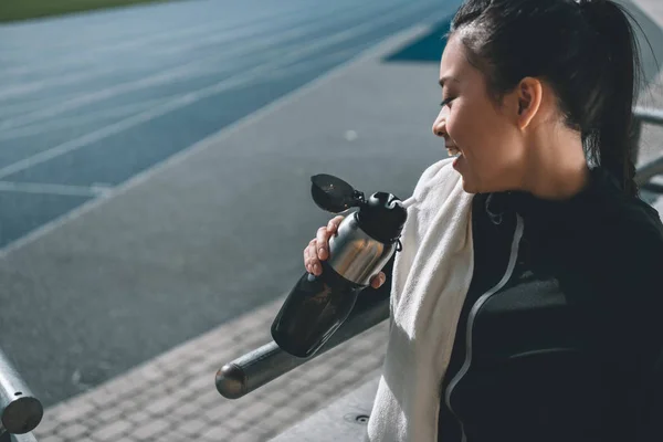 Спортсменка со спортивной бутылкой — стоковое фото