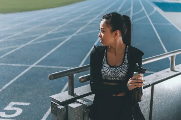 Sportlerin mit Sportflasche — Stockfoto