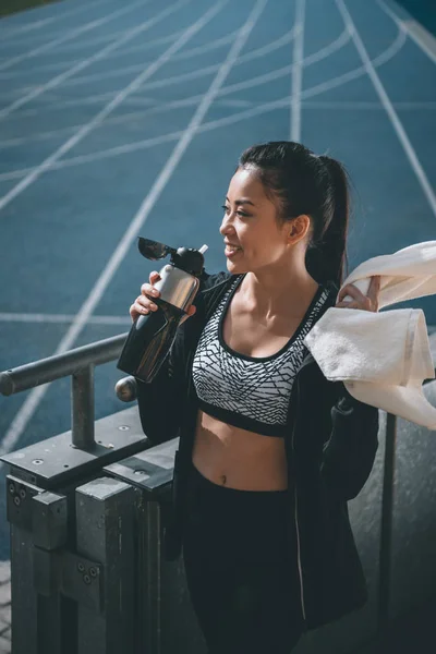 Sportlerin mit Sportflasche — Stockfoto